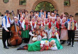 Zespół przed kościołem św. Michała Archanioła